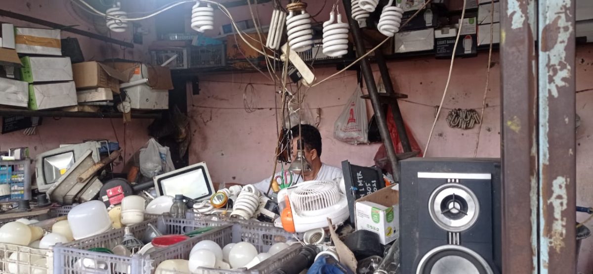 Dokter Lampu Pajri saat memperbaiki lampu pelangganya. Kamis (09/05/2024). Foto (Mamiq Sahaya)