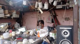 Dokter Lampu Pajri saat memperbaiki lampu pelangganya. Kamis (09/05/2024). Foto (Mamiq Sahaya)