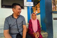 Nenek Nujanah alias Papuk Empi (kanan) saat menunggu Keberangkatan Bus DAMRI di teras ruang tunggu pool Damri Mataram ditemani Manager Keuangan Damri, Nurmayadi, Jumat (26/04/2024) sore. (Foto: Mamiq Sahaya).