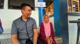Nenek Nujanah alias Papuk Empi (kanan) saat menunggu Keberangkatan Bus DAMRI di teras ruang tunggu pool Damri Mataram ditemani Manager Keuangan Damri, Nurmayadi, Jumat (26/04/2024) sore. (Foto: Mamiq Sahaya).