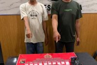 Terduga pengedar dan barang bukti sabu yang diamankan satresnarkoba Polres Sumbawa (Foto: Humas Polres Sumbawa )