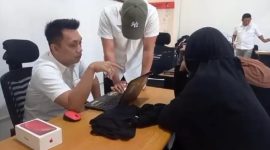 Penyidik satreskrim polres Mataram melakukan pemeriksaan terhadap SS, terduga pemerasan. (Polres Mataram )