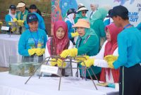 Penjabat Ketua Dewan Kerajinan Nasional Daerah (Dekranasda) Kabupaten Lombok Barat, Hj. Erni Zuhara Ilham, mendampingi Ibu Negara, Hj. Iriana Joko Widodo bersama istri para menteri anggota Organisasi Aksi Solidaritas Era Kabinet Indonesia Maju (OASE KIM) dalam acara panen mutiara laut yang diselenggarakan di Balai Perikana Budidaya Laut (BPBL) Pantai Sekotong, Kecamatan Sekotong Lombok Barat, pada Kamis (30/5/2024).. Foto (Diskominfotik/Angge/Juan)