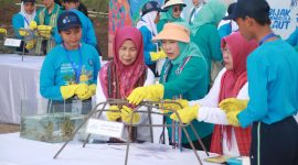 Penjabat Ketua Dewan Kerajinan Nasional Daerah (Dekranasda) Kabupaten Lombok Barat, Hj. Erni Zuhara Ilham, mendampingi Ibu Negara, Hj. Iriana Joko Widodo bersama istri para menteri anggota Organisasi Aksi Solidaritas Era Kabinet Indonesia Maju (OASE KIM) dalam acara panen mutiara laut yang diselenggarakan di Balai Perikana Budidaya Laut (BPBL) Pantai Sekotong, Kecamatan Sekotong Lombok Barat, pada Kamis (30/5/2024).. Foto (Diskominfotik/Angge/Juan)
