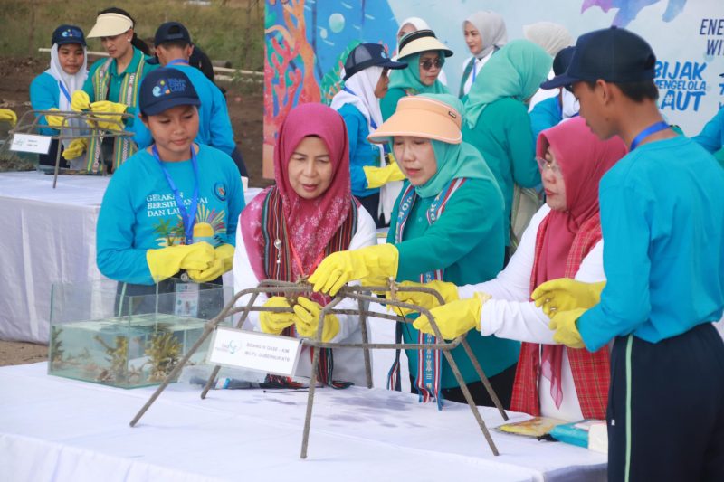 Penjabat Ketua Dewan Kerajinan Nasional Daerah (Dekranasda) Kabupaten Lombok Barat, Hj. Erni Zuhara Ilham, mendampingi Ibu Negara, Hj. Iriana Joko Widodo bersama istri para menteri anggota Organisasi Aksi Solidaritas Era Kabinet Indonesia Maju (OASE KIM) dalam acara panen mutiara laut yang diselenggarakan di Balai Perikana Budidaya Laut (BPBL) Pantai Sekotong, Kecamatan Sekotong Lombok Barat, pada Kamis (30/5/2024).. Foto (Diskominfotik/Angge/Juan)