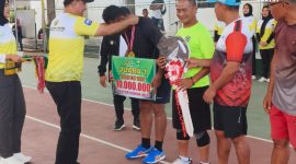Foto: Korem 162/WB sebagai salah satu tim beregu peserta turnamen keluar sebagai juara pertama setelah mengalahkan tim beregu dari Pemkab Sumbawa pada final dengan skor 3-0, juara ketiga bersama diraih oleh tim PLN NTB dan tim Bulog NTB. (Foto.ist).