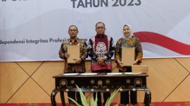 Hasil Pemeriksaan terhadap Laporan Keuangan Pemerintah Daerah Kabupaten Lombok Barat diserahkan secara langsung oleh Ketua BPK Perwakilan NTB, Kamis, 30 Mei 2024 di Aula BPK NTB di Mataram. Foto (Diskominfotik/Fiyan/Arf)