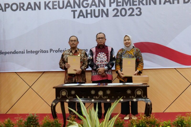 Hasil Pemeriksaan terhadap Laporan Keuangan Pemerintah Daerah Kabupaten Lombok Barat diserahkan secara langsung oleh Ketua BPK Perwakilan NTB, Kamis, 30 Mei 2024 di Aula BPK NTB di Mataram. Foto (Diskominfotik/Fiyan/Arf)