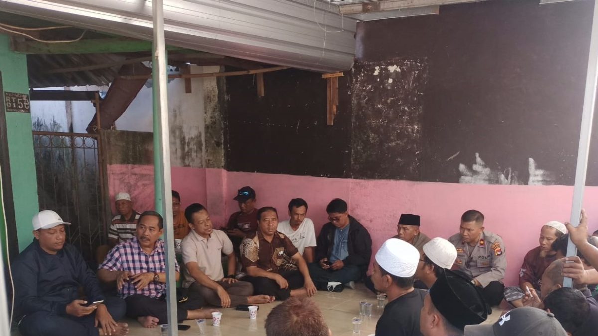 Pertemuan dengan beberapa tokoh agama dan tokoh masyarakan di Dusun montong Buwuh, Desa Meninting Kecamatan Batulayar, Kabupaten Lombok Barat. Foto. Ist.