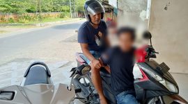 MF alias Toni, pria 24 tahun, asal Rembiga, Selaparang Kota Mataram saat ditangkap Tim Opsnal Polsek Selaparang Polresta Mataram Polda NTB. Jumat (24/05/2024). Foto (Humas Polresta Mataram)
