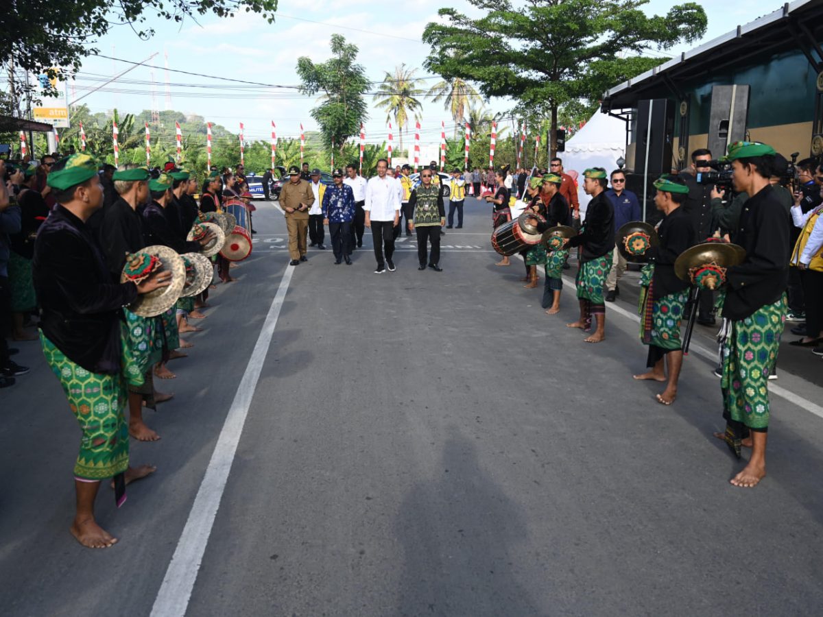 Presiden Republik Indonesia (RI) Ir. H. Joko Widodo meresmikan pelaksanaan Inpres Jalan Daerah di Provinsi Nusa Tenggara Barat. Kamis (02/05/2024). [Foto: pnd/dyd/kominfotikntb].