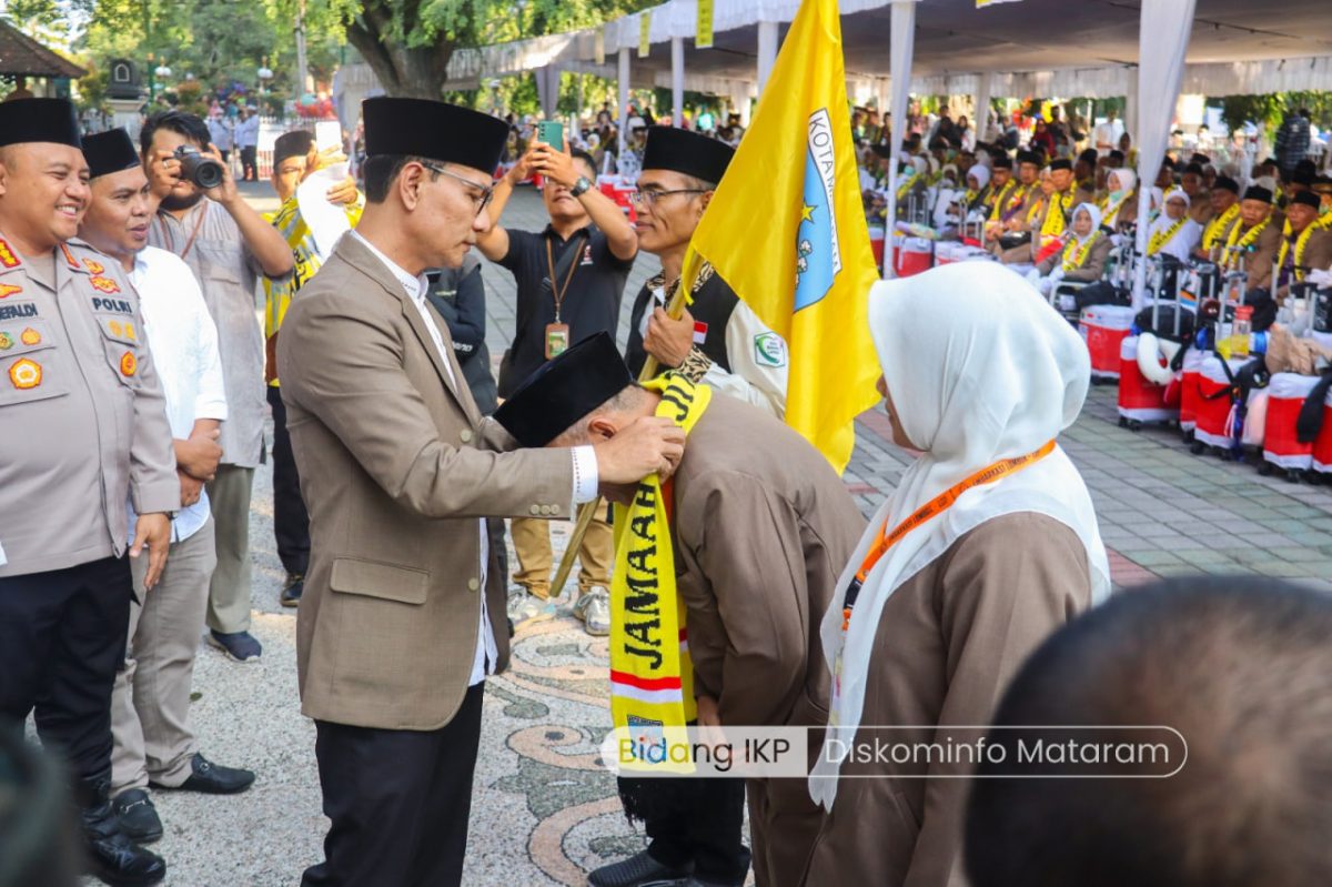 393 orang Calon Jamaah Haji Kloter Satu Kota Mataram secara resmi di lepas keberangkatannya oleh Walikota Mataram bersama jajaran Kepala Organisasi Perangkat Daerah Kota Mataram, berlangsung di Halaman Kantor Wali Kota Mataram, Sabtu (11/05/2024).
