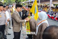 393 orang Calon Jamaah Haji Kloter Satu Kota Mataram secara resmi di lepas keberangkatannya oleh Walikota Mataram bersama jajaran Kepala Organisasi Perangkat Daerah Kota Mataram, berlangsung di Halaman Kantor Wali Kota Mataram, Sabtu (11/05/2024).