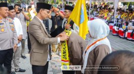 393 orang Calon Jamaah Haji Kloter Satu Kota Mataram secara resmi di lepas keberangkatannya oleh Walikota Mataram bersama jajaran Kepala Organisasi Perangkat Daerah Kota Mataram, berlangsung di Halaman Kantor Wali Kota Mataram, Sabtu (11/05/2024).