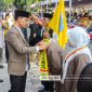 393 orang Calon Jamaah Haji Kloter Satu Kota Mataram secara resmi di lepas keberangkatannya oleh Walikota Mataram bersama jajaran Kepala Organisasi Perangkat Daerah Kota Mataram, berlangsung di Halaman Kantor Wali Kota Mataram, Sabtu (11/05/2024).