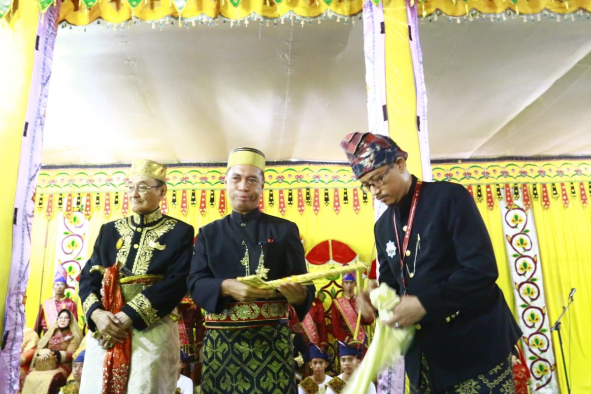 Kepala Museum NTB, Ahmad Nuralam, S.H., M.H menerima penyerahan hibah replika dari pusaka kerajaan Kesultanan Sumbawa pada upacara adat pengangkatan Datu Raja Muda di Istana Dalam Loka, Rabu (29/05/2024).