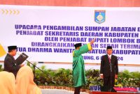 Penjabat (Pj) Bupati Lombok Barat H.ilham, M.Pd secara resmi melantik Drs.H.Fauzan Husniadi sebagai Penjabat Sekretaris Daerah (Sekda) Lombok Barat. Pelantikan dilaksanakan di Aula kantor bupati lombok barat Senin (06/05/2024). [Foto.Diskominfotik/Tim IKP].