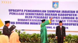 Penjabat (Pj) Bupati Lombok Barat H.ilham, M.Pd secara resmi melantik Drs.H.Fauzan Husniadi sebagai Penjabat Sekretaris Daerah (Sekda) Lombok Barat. Pelantikan dilaksanakan di Aula kantor bupati lombok barat Senin (06/05/2024). [Foto.Diskominfotik/Tim IKP].