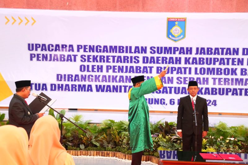 Penjabat (Pj) Bupati Lombok Barat H.ilham, M.Pd secara resmi melantik Drs.H.Fauzan Husniadi sebagai Penjabat Sekretaris Daerah (Sekda) Lombok Barat. Pelantikan dilaksanakan di Aula kantor bupati lombok barat Senin (06/05/2024). [Foto.Diskominfotik/Tim IKP].