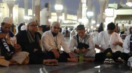 Penulis ust.H. Aswan Nasution (tengah) saat melaksanakan Haji. Foto (doc.pribadi).