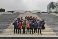 Anggota Dewan Perwakilan Daerah Republik Indonesia (DPD RI), Prof. Dr. H. Jimly Asshiddiqie, S.H., M.H. menyambut puluhan mahasiswa untuk berbagi wawasan dalam kegiatan Seminar Kebangsaan. (RedSky)