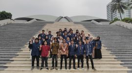 Anggota Dewan Perwakilan Daerah Republik Indonesia (DPD RI), Prof. Dr. H. Jimly Asshiddiqie, S.H., M.H. menyambut puluhan mahasiswa untuk berbagi wawasan dalam kegiatan Seminar Kebangsaan. (RedSky)