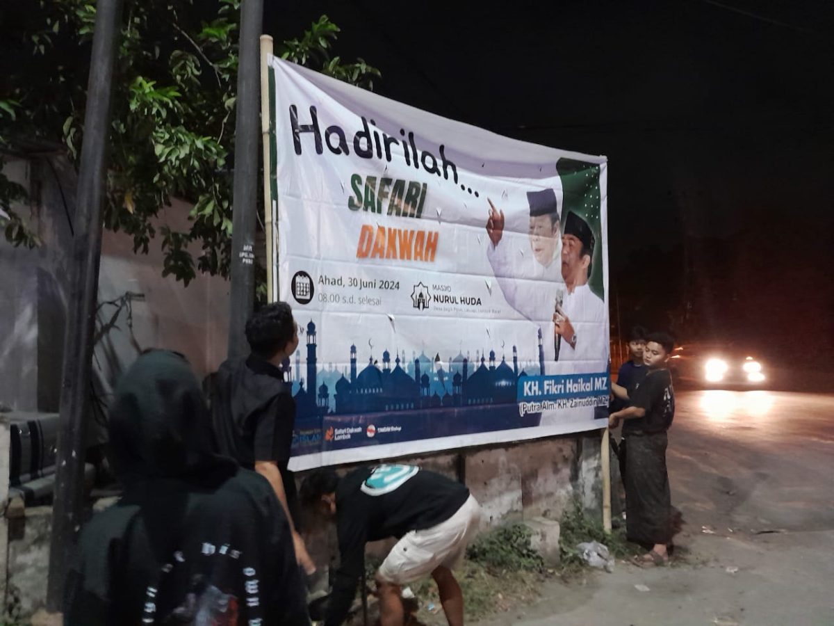 Foto: Baliho Safari Dakwah KH. Fikri Haikal MZ saat dipasang di Perempatan Dasan Cermen. Selasa (25/06/2024). Foto (Panitia Safari Dakwah/Remaja Masjid Nurul Huda).