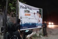 Foto: Baliho Safari Dakwah KH. Fikri Haikal MZ saat dipasang di Perempatan Dasan Cermen. Selasa (25/06/2024). Foto (Panitia Safari Dakwah/Remaja Masjid Nurul Huda).