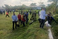 Aksi nyata untuk melestarikan lingkungan dengan melakukan penanaman 300 pohon di jl. sopoq Angen, Lombok Barat. Rabu (05/06/2024). (Diskominfotik/afid/husni/angge/Zul)