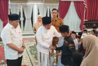 Pj. Gubernur NTB Mayor Jenderal (Purn.) Dr. Hassanudin, S.I.P., M.M. memberikan santunan kepada 100 anak yatim bertempat di Pendopo Gubernur Provinsi NTB, Senin (1/07/2024). Foto (Diskominfotik NTB).