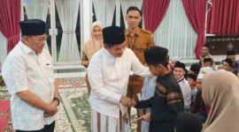 Pj. Gubernur NTB Mayor Jenderal (Purn.) Dr. Hassanudin, S.I.P., M.M. memberikan santunan kepada 100 anak yatim bertempat di Pendopo Gubernur Provinsi NTB, Senin (1/07/2024). Foto (Diskominfotik NTB).