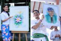 Kolase Nami dan Menteri Pariwisata dan ekonomi kreatif RI, Sandiaga Salahudin Uno saat memegang hasil karya Nami di acara workshop kata kreatif beberapa waktu lalu di Mataram. (Mamiq Sahaya)