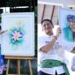 Kolase Nami dan Menteri Pariwisata dan ekonomi kreatif RI, Sandiaga Salahudin Uno saat memegang hasil karya Nami di acara workshop kata kreatif beberapa waktu lalu di Mataram. (Mamiq Sahaya)