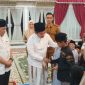 Pj. Gubernur NTB Mayor Jenderal (Purn.) Dr. Hassanudin, S.I.P., M.M. memberikan santunan kepada 100 anak yatim bertempat di Pendopo Gubernur Provinsi NTB, Senin (1/07/2024). Foto (Diskominfotik NTB).