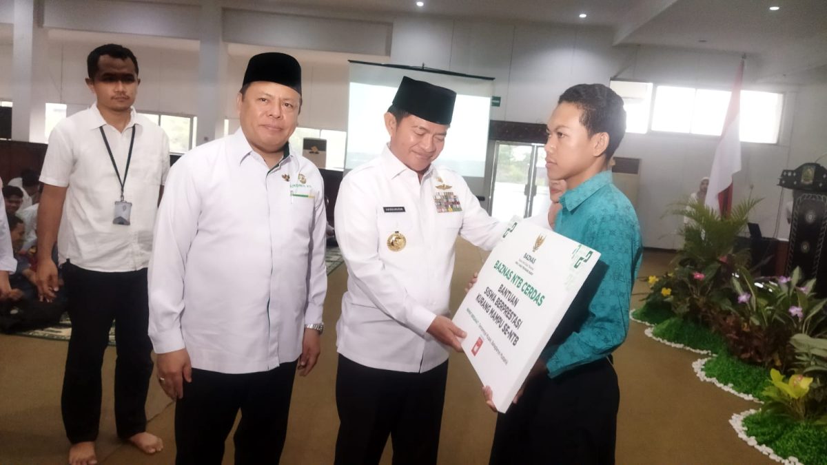 Pj Gubernur NTB, Hassanudin menyerahkan bantuan secara simbolis kepada siswa berprestasi  kurang mampu. Foto Dedi Shd.