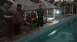 Polsek Jonggat melakukan olah TKP (tempat kejadian perkara) kasus tenggelamnya seorang bocah perempuan di kolam renang Lengkok Datu Desa Barejulat Kecamatan Jonggat