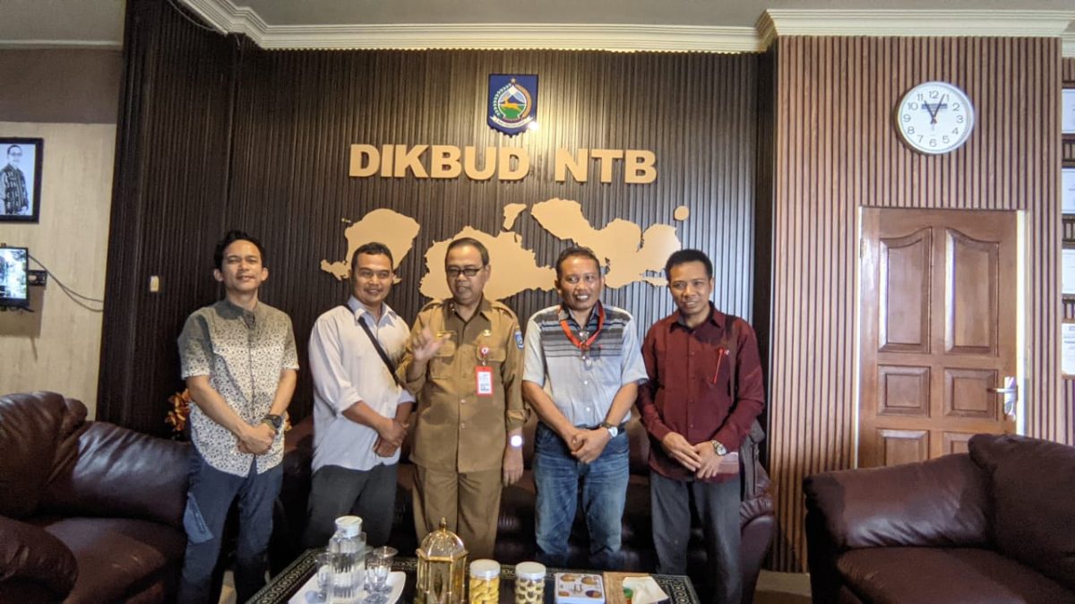Kadis Dikbud NTB Dr H Aidy Furqon SPd MPd menerima silaturahmi jajaran manajemen RMK Media Network selaku penyelenggara Literasi Keuangan Pelajar SMA Sepulau Lombok 2024. (istimewa)