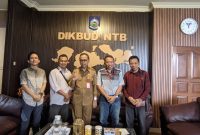 Kadis Dikbud NTB Dr H Aidy Furqon SPd MPd menerima silaturahmi jajaran manajemen RMK Media Network selaku penyelenggara Literasi Keuangan Pelajar SMA Sepulau Lombok 2024. (istimewa)
