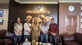 Kadis Dikbud NTB Dr H Aidy Furqon SPd MPd menerima silaturahmi jajaran manajemen RMK Media Network selaku penyelenggara Literasi Keuangan Pelajar SMA Sepulau Lombok 2024. (istimewa)