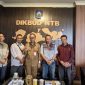 Kadis Dikbud NTB Dr H Aidy Furqon SPd MPd menerima silaturahmi jajaran manajemen RMK Media Network selaku penyelenggara Literasi Keuangan Pelajar SMA Sepulau Lombok 2024. (istimewa)