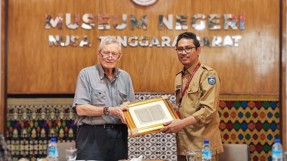 Kolektor asal Australia, Michael Abbot saat menyerahkan hibah Alquran yang bertuliskan tangan di Museum Negeri NTB. Senin (01/07/2024).