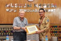 Kolektor asal Australia, Michael Abbot saat menyerahkan hibah Alquran yang bertuliskan tangan di Museum Negeri NTB. Senin (01/07/2024).
