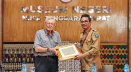 Kolektor asal Australia, Michael Abbot saat menyerahkan hibah Alquran yang bertuliskan tangan di Museum Negeri NTB. Senin (01/07/2024).