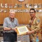Kolektor asal Australia, Michael Abbot saat menyerahkan hibah Alquran yang bertuliskan tangan di Museum Negeri NTB. Senin (01/07/2024).