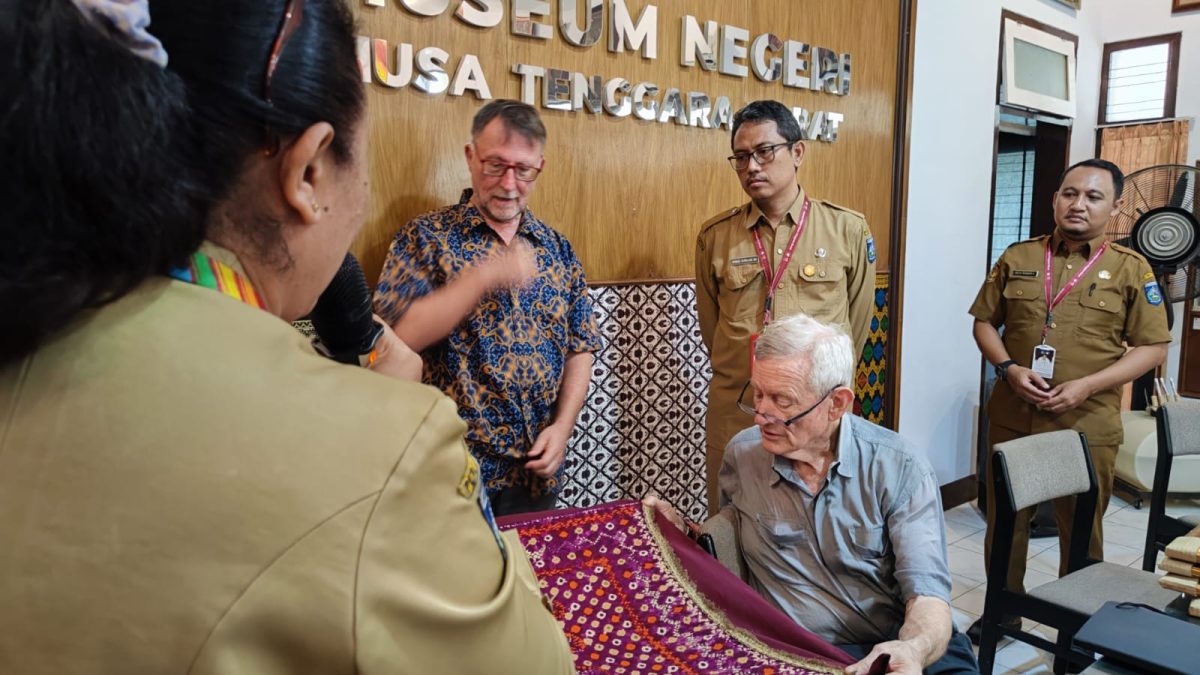 Kolektor seni asal Australia, Michael Abbot, saat melihat dan mendalami kain Sokong yang ada di Museum NTB, pada Senin (1/7/2024).