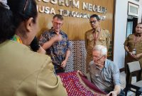 Kolektor seni asal Australia, Michael Abbot, saat melihat dan mendalami kain Sokong yang ada di Museum NTB, pada Senin (1/7/2024).