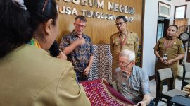 Kolektor seni asal Australia, Michael Abbot, saat melihat dan mendalami kain Sokong yang ada di Museum NTB, pada Senin (1/7/2024).