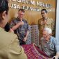 Kolektor seni asal Australia, Michael Abbot, saat melihat dan mendalami kain Sokong yang ada di Museum NTB, pada Senin (1/7/2024).