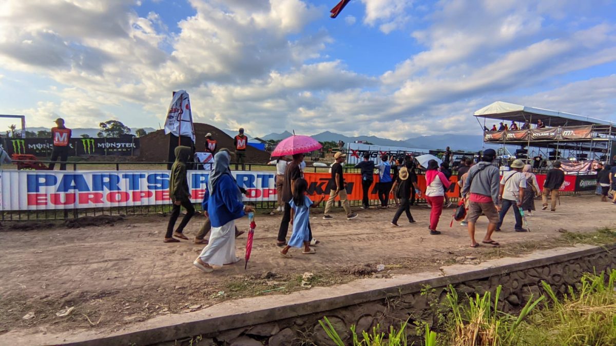 Penonton MXGP di sirkuit Selaparang Mataram manfaatkan Payung. Foto (Mamiq Sahaya)