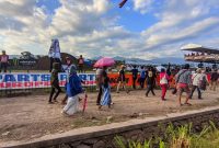 Penonton MXGP di sirkuit Selaparang Mataram manfaatkan Payung. Foto (Mamiq Sahaya)